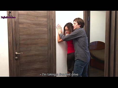 ❤️ Сексуальний ріелтор чуттєво смикає свою кицьку і трахається, продаючи свою квартиру - Кремпай Порно-відео у нас ❤