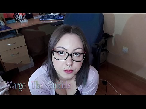 ❤️ Сексуальна дівчина в окулярах глибоко відсмоктує дилдо на камеру Порно-відео у нас ❤